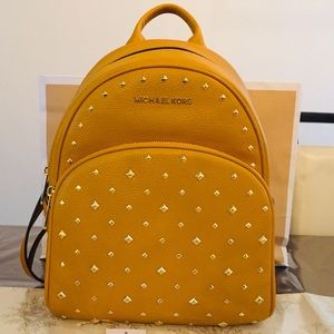 🌺✨Michael Kors Abbey MD Backpack
